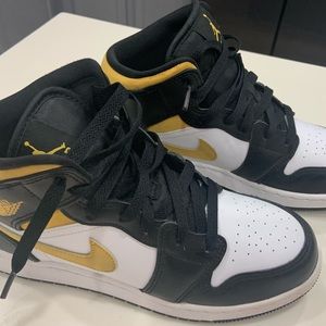 Nike Air Jordan 1 Mid Pollen/Black Size 5.5Y
